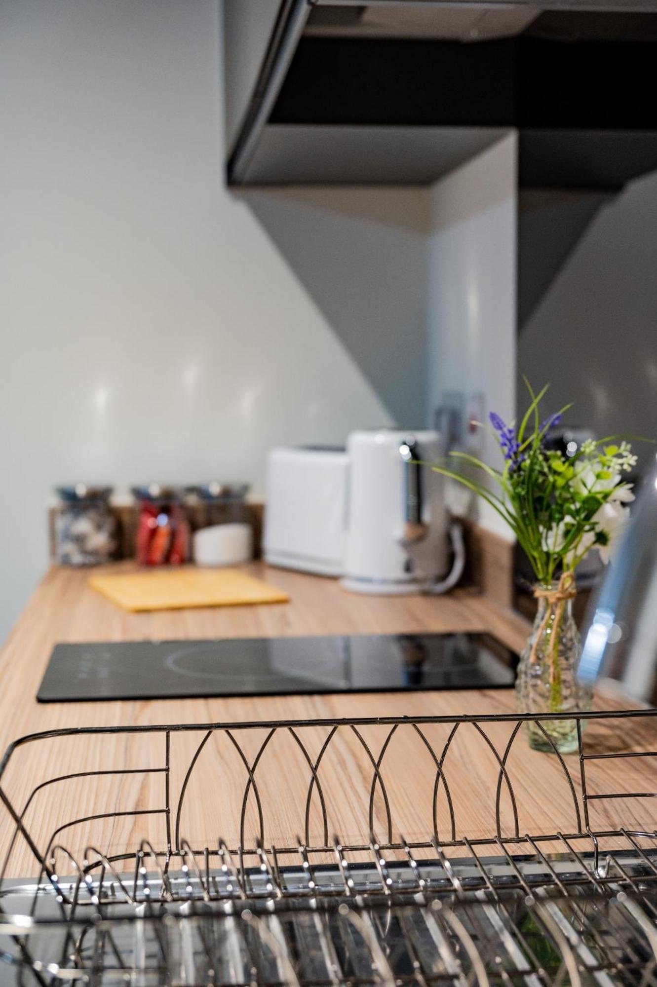 Basement Bliss Hideaway Apartment แบรดฟอร์ด ภายนอก รูปภาพ